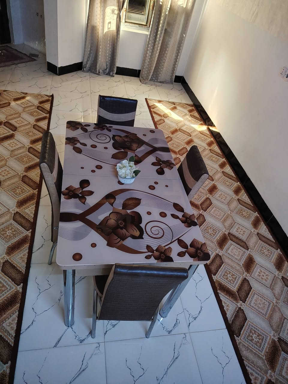 ميز طعام نضيف الشراي يخابر ويدلل العنون كركوك حي العروبه قرب جسر الرابع حجز ماكو الشراي يجي كبل ياخذو ***********
