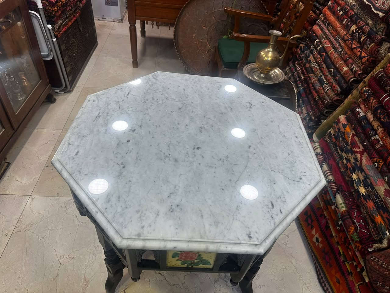 ميز خشب صاج ( ابو المرمرة ) قديم جدا  
- بحالة جيدة جدا وبدون اي ظرر او نقص قطعة جميلة جدا   
- قطر المرمرة  / 90 سم 
- العنوان / بغداد / الكرادة / حي الوحدة شارع سلمان فائق( مجمع بازار انتيكا بغداد  )   
  الطابق الاول  
- يوجد توصيل داخل و خارج العراق 
  للاستفسار اكثر الاتصال 
  ***********        
  *********** 
واتس اب او فايبر او مراسلة الصفحة.
