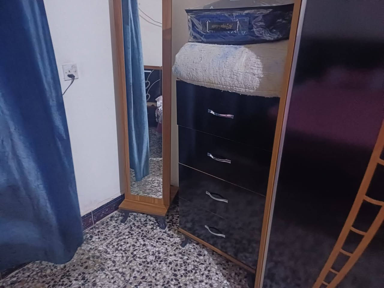غرفة للبيع • ما بيها أضرار • بيها مجال