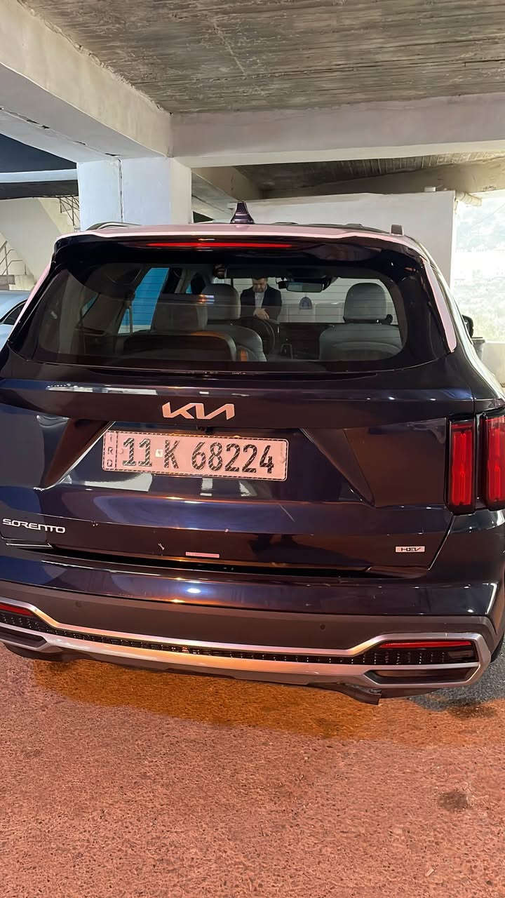 🚙 للبيع كيا سورينتو 2024 هايبرد SX Prestige

سيارة عائلية فاخرة بمواصفات عالية واقتصادية بالوقود 👌

🔹 الموديل: 2024
🔹 الفئة: SX Prestige
🔹 المحرك: 1.6 لتر تيربو هايبرد
🔹 القوة الإجمالية: 227 حصان
🔹 ناقل الحركة: أوتوماتيك 6 سرعات
🔹 الدفع: رباعي AWD
🔹 اللون الخارجي: نيلي
🔹 الداخل: أبيض فاخر
🔹 عدد المقاعد: 6 مقاعد مع كراسي منفصلة في الصف الثاني (Captain Chairs)

✨ أهم المواصفات:
▪️ شاشة كبيرة
▪️ عدادات رقمية
▪️ نظام كاميرات 360 درجة
▪️ كاميرات للنقطة العمياء
▪️ حساسات أمامية وخلفية
▪️ نظام صوت Bose فاخر بـ 12 سماعة
▪️ مقاعد جلد فاخر
▪️ مقاعد أمامية كهربائية
▪️ تدفئة وتبريد المقاعد الأمامية
▪️ تدفئة مقاعد الصف الثاني
▪️ تدفئة المقود
▪️ مثبت سرعة ذكي وأنظمة مساعدة على القيادة
▪️ نظام المحافظة على المسار
▪️ نظام تفادي الاصطدام
▪️ مرايا كهربائية قابلة للطي
▪️ باب خلفي كهربائي
▪️ منافذ وشحن للركاب
▪️ مواصفات فئة عليا SX Prestige

⛽ اقتصادية بالوقود، والتفويلة الواحدة تمشي لغاية 850 كم تقريباً حسب طريقة القيادة والاستخدام.

⚠️ ملاحظة مهمة وبكل شفافية:
السيارة تعرضت سابقاً إلى حادث انقلاب، وتم صبغ جميع القطع المتضررة وتوحيد لون السيارة بالكامل.
توجد بعض الكهربائياات  لا تعمل مع وجود تك ويل اعوج للتفاصيل الحادث   تواصل واتس اب 
*********** بغداد, العراق

