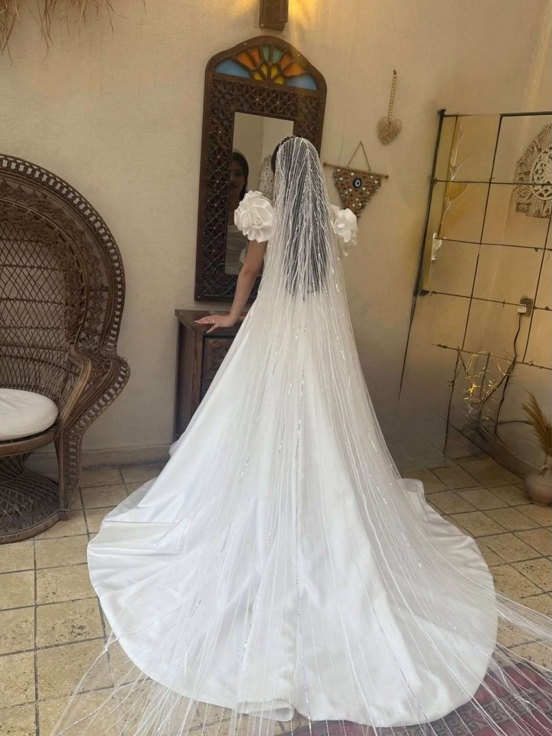 مكان الشراء : boutique , موسكو ، روسيا
قياس : s, xs 
سعر الشراء 3000$ 
سعر البيع ١.٥ مليون
التواصل
***********
قابل للتفاوض 
الفستان فقط
@sana.e.h
