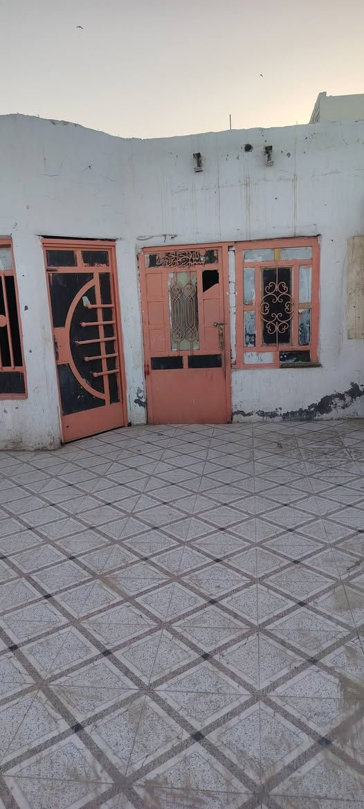 بيت للبيع ساحة ناجي القديمه
قرب ابو شهد ابو ثلاجات 170متر 
يحتوي على غرفه وصاله واستقبال ومطبخ وصحيات ومنور 
حاليا البيت فارغ وجاهز السكن 
السعر المطلوب 23وبي مجال قليل 
استفسار اكثر اتصل على رقم 
***********
