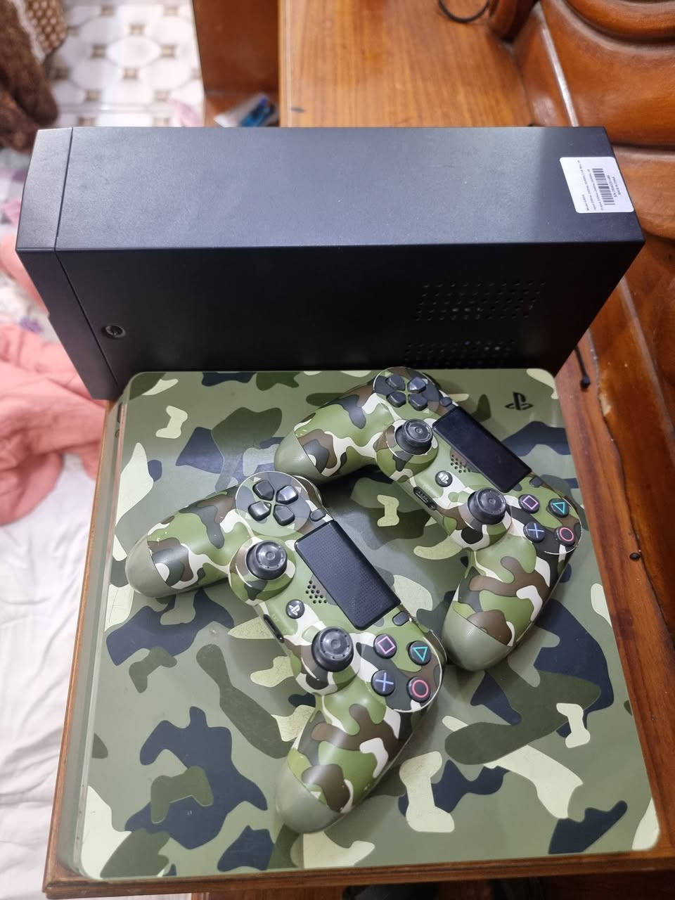 السلام عليكم 
بلي 4 سلم مهكر ps4 نظام 9 
باندل نسخه Call of duty ذاكره 1 واحد تيرا 
الجهاز نضيف جدا لوك ستيكر جويستكات اصليه
كامل ملحقات الاصليه مع UBS جديد ويحتوي ع  27 لعبه
كول اوف ديوتي بلاك اوبس 1 و 2  وباقي الألعاب 
عنوان بغداد الشعب للاتصال او واتساب ***********

نص مكتوب في الصور:
- User1 Far Cry® 6 Arabic (Mustafaa lee)