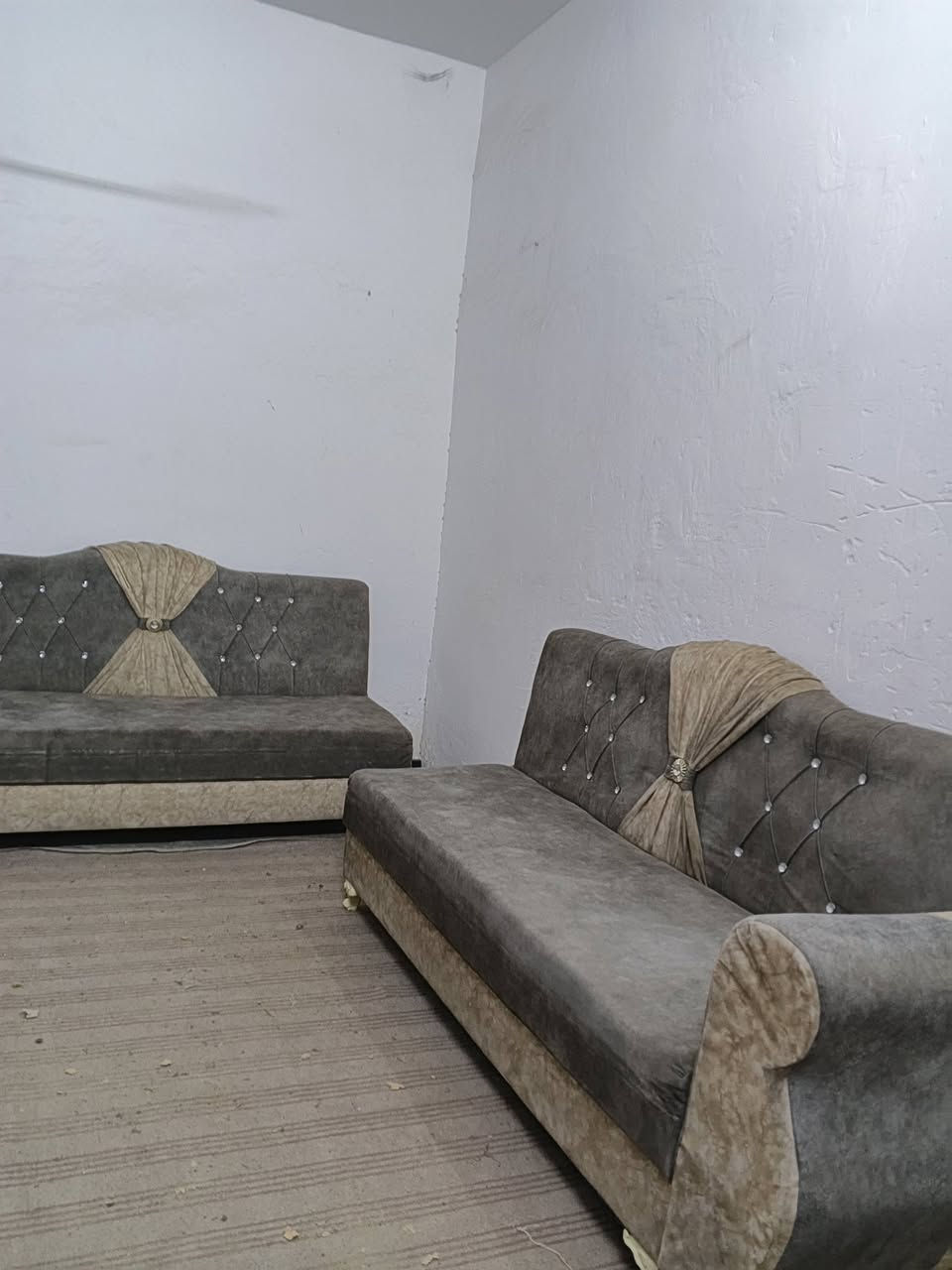 ديوان عشرين مقعد نضيف السعر 240العنوان بابل الحمزه الغربي الحي العسكري الاستفسار ***********
