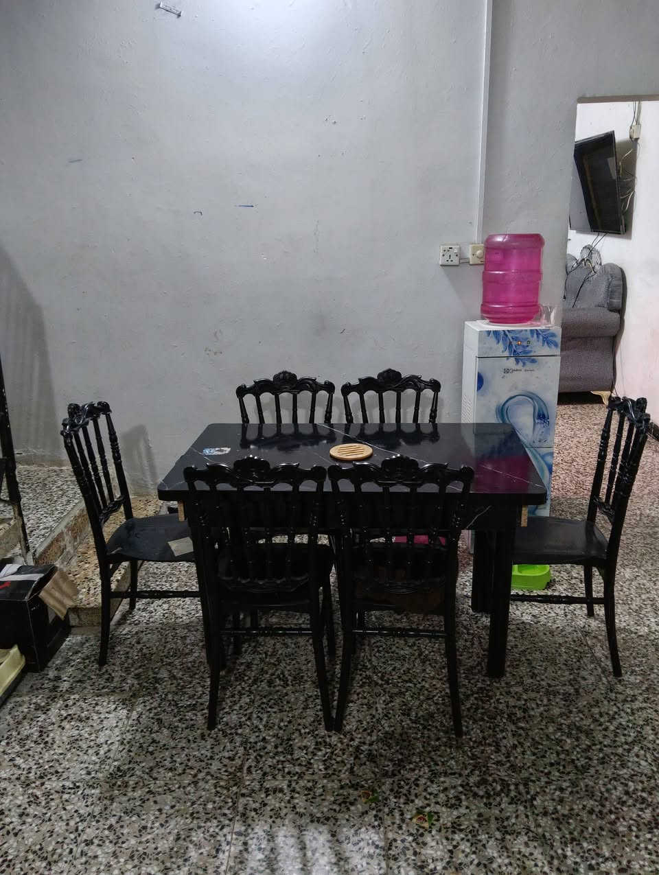 كاونتر تفصال تسكام 7 قطع مع سنك مرمر يوجد بعد قطعة اضافية بس المكان مو كافي رايده 250 الف 

ميز طعام 6 كراسي اخو الجديد  رايده 75 الف 

مكاني بغداد  الحرية  ***********
