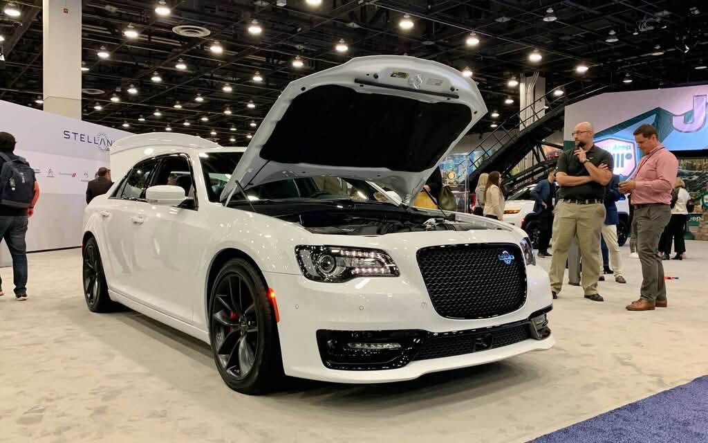 ⁨ ⁨ Chrysler 300C SRT 2023 | Last Call 🔥

* محرك 6.4L HEMI V8
* 485 HP قوة
* ناقل حركة ZF 8 سرعات
* نظام عادم Active Exhaust
* مكابح Brembo الأصلية
* تعليق رياضي Adaptive Damping
* مقاعد Laguna Leather مع تطعيمات Carbon Fiber
* إصدار Last Call الأخير بمحرك HEMI
* إنتاج محدود جدًا (2000 نسخة فقط للسوق الأمريكي + 200 نسخة لكندا)
* تحمل لوحة Last Call وشعار 300C الخاص بالإصدار الختامي.

* السيارة بحالة الوكالة كفالة عامة مغلفة ppf بالكامل
السعر 397 ورقة وبيها مجال

موقع السيارة ؛ بغداد
***********
