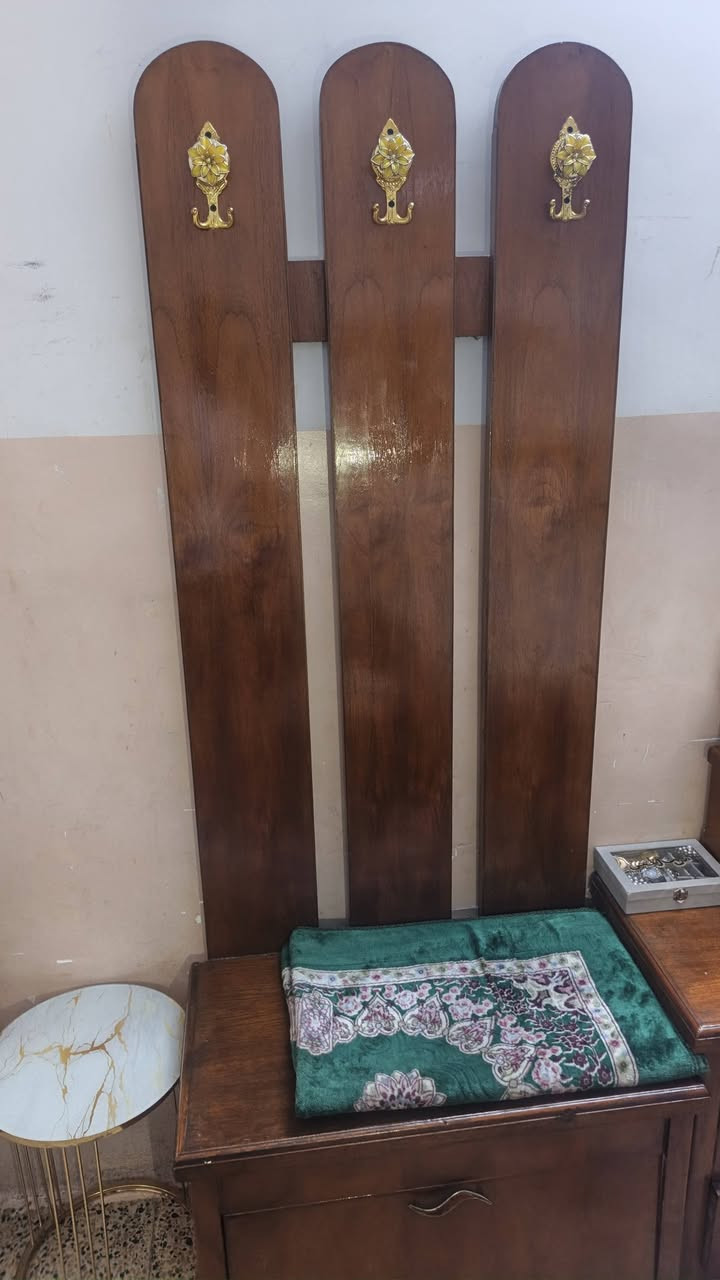زاويه • تخت • ميز