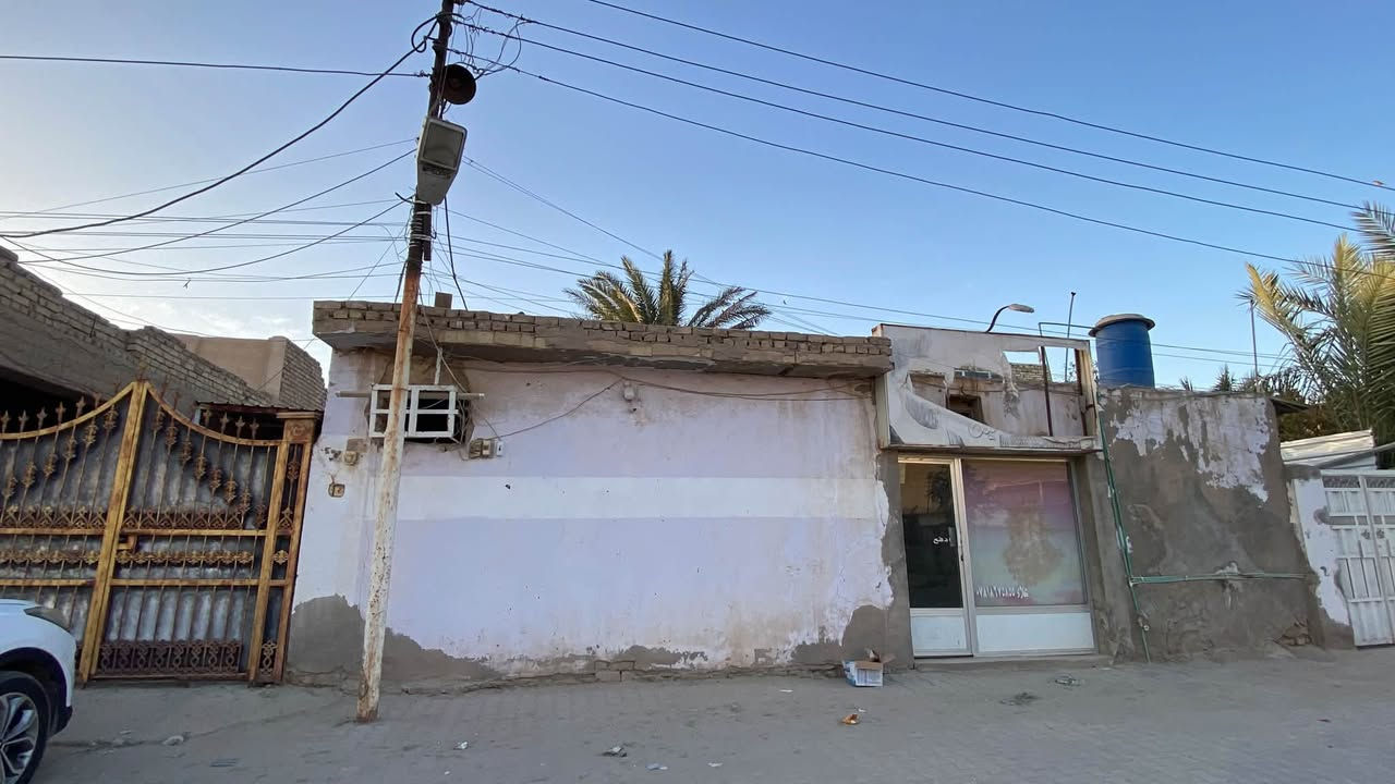 سلام عليكم بيت البيع بحي الوائلي شارع النسيج بيت 🏠 مساحته 480متر
واجهيت البيت 16 متر 
نزال البيت 30 
يحتوي البيت 
1غرفه 6x3/5
2غزفه5x3/5
3غرفه4x3/5
4غرفه4x3/5
المطبخ 4x3/5
البراني 6x5
صاله عائليه 6x5
الكراج البيت 🏠 13مت
سعر البيت $500 وبي مجال بصيط 
لاستفسار عله الرقم *********** وبي وتساب
