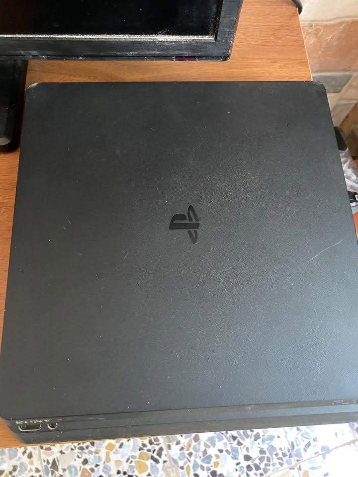 🔥 للبيع بگج PS4 Slim كامل وجاهز للعب 🔥
جهاز نضيف كلش وشغال 100% بدون اي عطل او تصليح
مواصفات البگج:
1. جهاز PS4 Slim
•  الذاكرة: ( 408GB )
•  الحالة: نضافة فول استخدام قليل
•  الملحقات: كاملة ( كيبل HDMI + كيبل بور + كيبل شحن اليدات )
•  اليدات: 2
 ○  يد أصلية
 
•  الأقراص: 2 أقراص
 ○  PES
 ○  FIFA
 ○  Battlefield 5
السعر: 220 ألف دينار
2. شاشة بلازما
•  النوع: Shinon
•  الحجم ممتاز للالعاب
•  السعر: 70 ألف دينار
3. UPS
•  مُعدل عليه بطارية خارجية (يطول أكثر من العادي بهواي)
•  السعر: 20 ألف دينار

سعر البگج الكامل (جهاز + شاشة + UPS + كل الملحقات) = 300. ستفسر تصال على رقم  ***********
