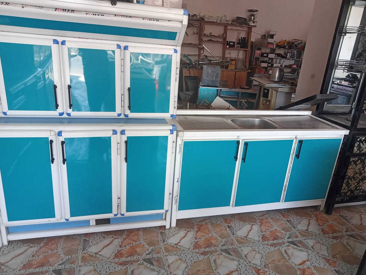 سلام عليكم كاونتر مترين والسنك متر ونص نضيف اخو الجديد مبطن ابو التاج بيع او مراوس سعره 250 الف عنوان بلد جمعية ليمام ***********
