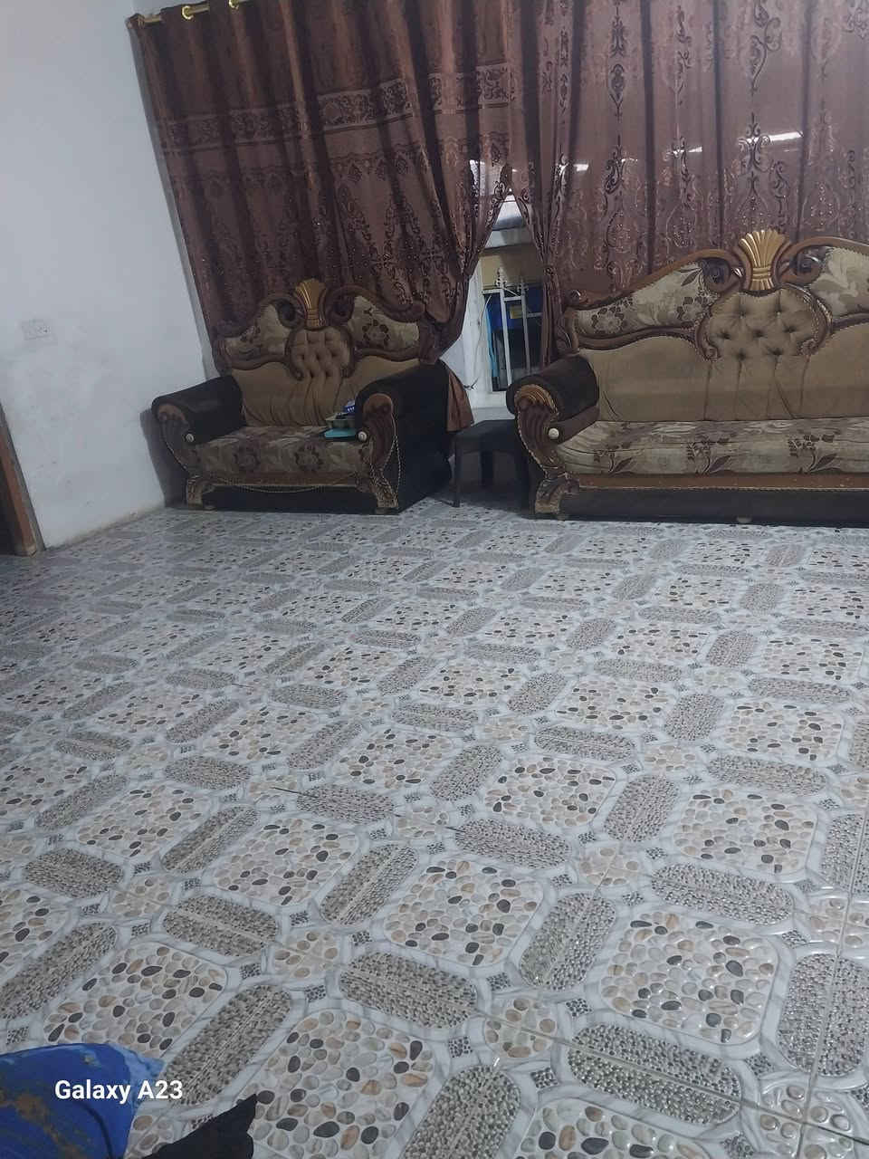 بيت بحي الحكيم مساحته ٢٠٠م نزله كاظم عطوف يتكون من ٣غرف ٢جوه و١ فوك وصحيات داخليه وخارجية و١ فوك وهول كبير واستقبال ومطبخ السكف صب البناء طابوق السطح اشتايكر مرقم من قبل البلديه السعر ٣٨
للإستفسار ***********

نص مكتوب في الصور:
- Galaxy A23