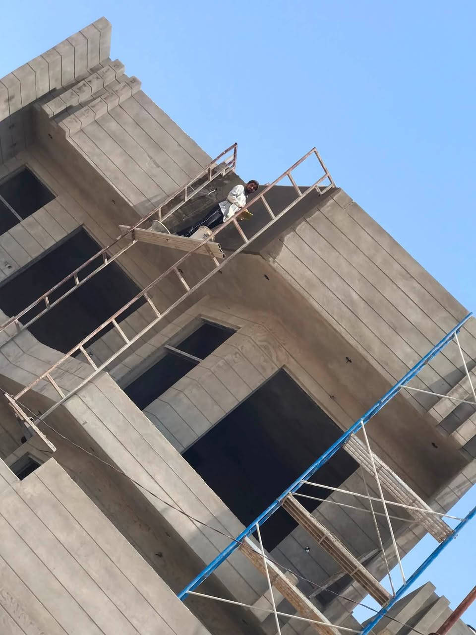 سلام عليكم شباب لباخ متفرغ العده بيت يجي خاص المتر ٣ حسوني النقاش ***********الهاتف

