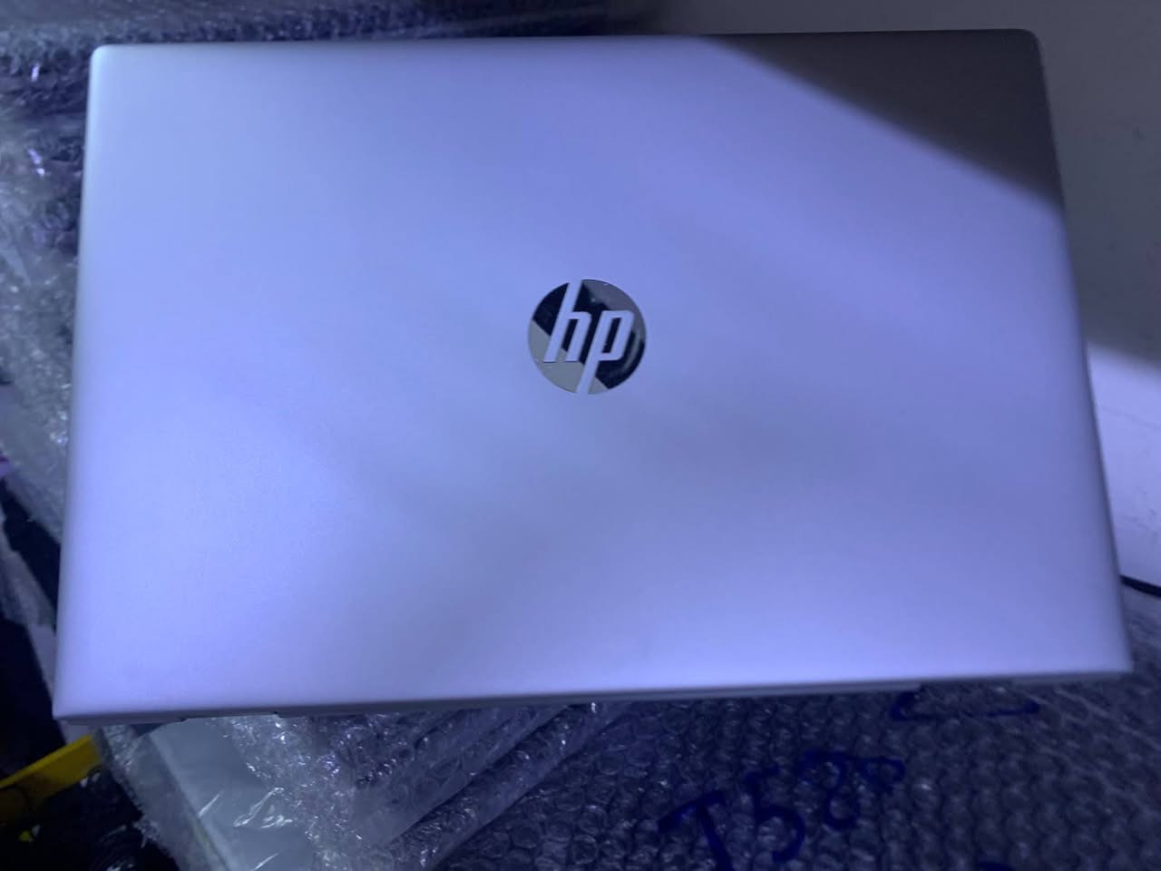 💻 HP 650 G5
🔥 المواصفات: 
🔹 المعالج: Intel Core i7 الجيل الثامن (8th Gen)
🔹 الرام: 8GB DDR4
🔹 التخزين: 256GB SSD
🔹 كرت الشاشة: Intel UHD Graphics
🔹 الشاشة: 15.6 إنج
🔹 يدعم Wi-Fi وBluetooth وكاميرا مدمجة

⚡ الأداء: جهاز قوي ومناسب للعمل والدراسة والاستخدام اليومي، ويتميز بمعالج Core i7 من الجيل الثامن الذي يوفر سرعة ممتازة في تشغيل البرامج وتعدد المهام، مع شاشة كبيرة مريحة للعمل لفترات طويلة.

✅ مناسب للطلاب والموظفين
✅ أداء ممتاز للأوفيس والتصفح والاجتماعات الأونلاين
✅ سرعة عالية بفضل SSD
✅ شاشة 15.6 إنج مريحة للعمل والدراسة
✅ يدعم Windows 10 وWindows 11
✅ قابل لترقية الرام والتخزين

🔸 ملاحظة: الجهاز مستعمل (باله) بحالة جيدة، مفحوص وجاهز للاستخدام.

📞 للاستفسار والحجز: ***********
#HP
#HP650G5
#باله
#لابتوب_مستعمل
#حاسبات
#لابتوبات
#بغداد
#عروض_حاسبات
