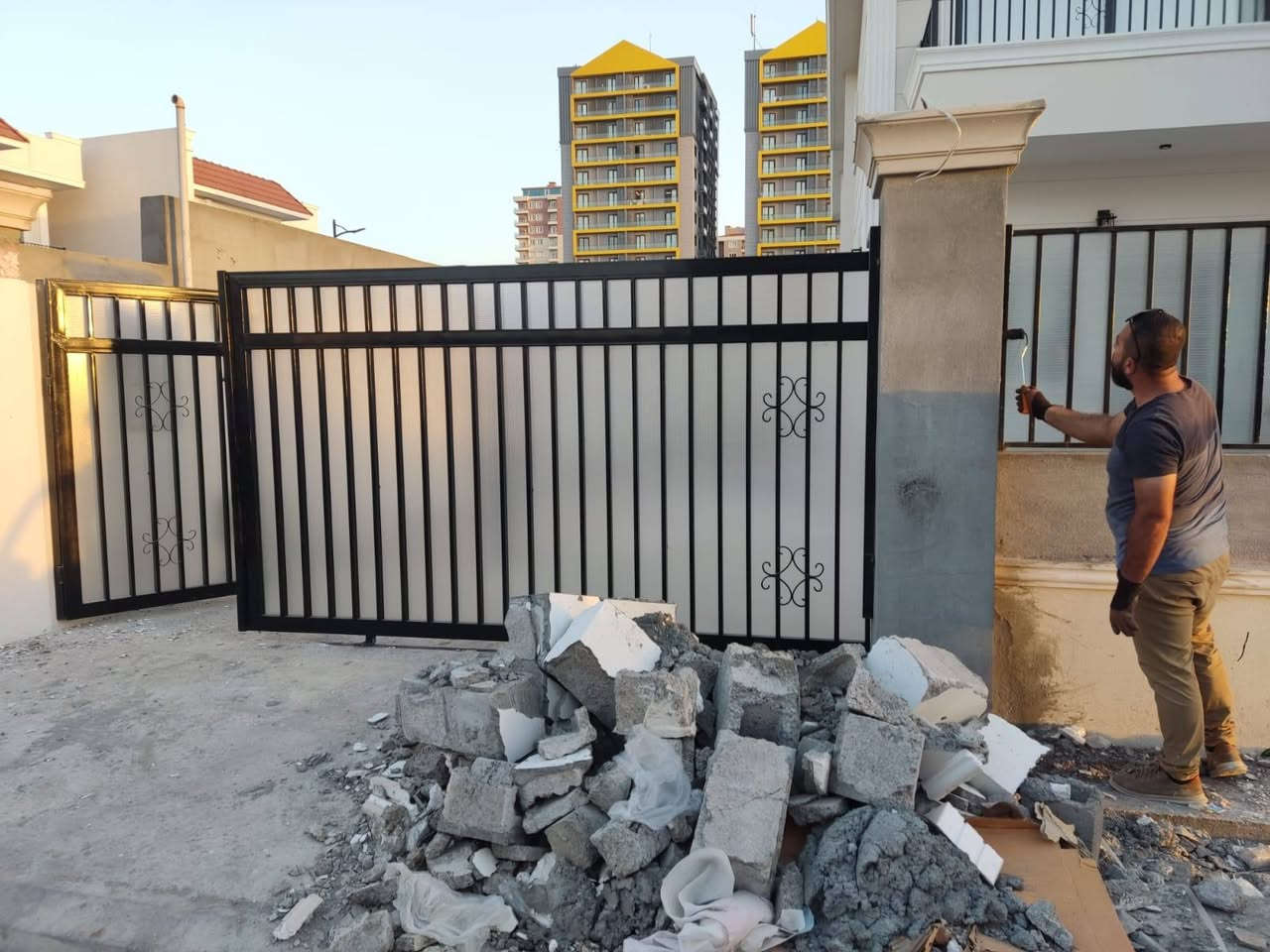 حداده سفري
عمل حدادة 
ابواب شبابيك والسقائف ومحجلات باحدث الانواع والكتائب و غرف سندويج بنل اتواصل ويانا لل تفاصيل اكثر 
***********
***********

