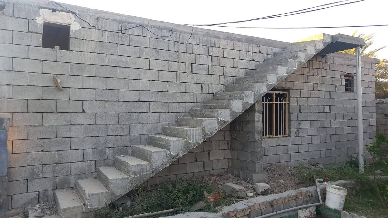 هيكل بحي سلمى التغلبي المساحه 300م 
البيت الواجهه ١٢ 
غرفتين وصاله واستقبال ومطبخ
السعر ٦٠ مليون بيها وصل بلديه ورقم
للاستفسار: ***********

