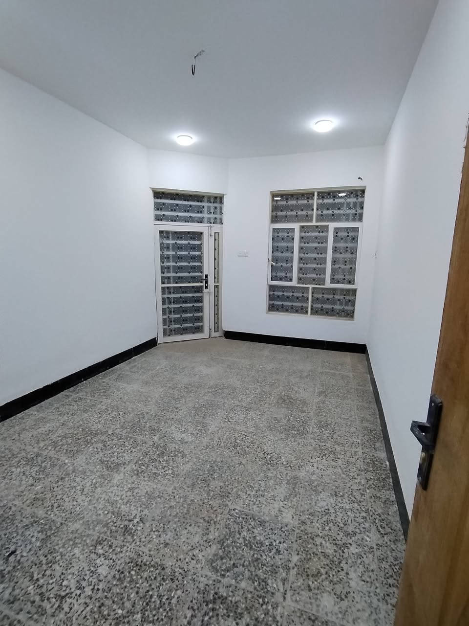 دار للبيع ١٠٠ متر قطاع ٢٣ شارع ١٢
بناء ٢٠٢٦ يتكون من غرفه و صاله و ستقبال و مطبخ وصحيات 
السعر ١٠٥ قفل 
للاستفسار ***********
ملاحضه الدار غير مسكون
