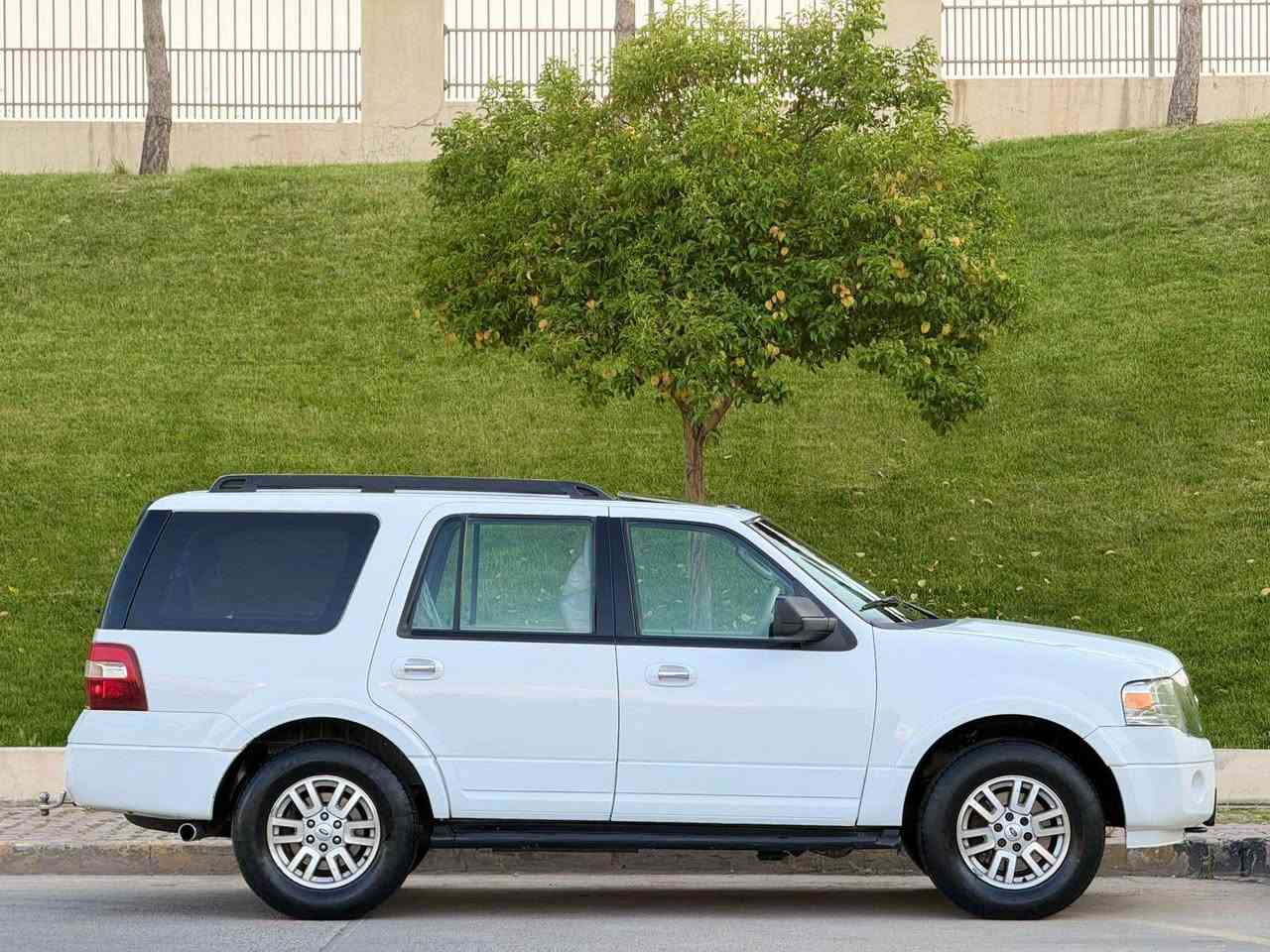 FORD EXPEDITION 2011 

سعری ١٢٨ گەڵاو معامەلە
سەیارەکە سفری ئێرەیە 

فول فول مواسەفات 
سڵایت 
کۆدی درگا 
کوشن کارەبا 
سوکان ڤۆلیۆم 
تەحدید سورعە 
پایدەر کارەبایی 
ناو زەرد 
دەبڵ ئەکسل  
لایت زینۆن و عەدەسە 
تەبرید مەرکەزی 
٣ ڕیز کوشن 
حاسە 

سەیارەکە سیستەمی غازی لەگەڵە 

سەیارەکە تەنها پارچە و نیوێکی بۆیاخە 
بێ ناوگرتن بێ ئیرباگ 
گێڕ و مەکینە و کارەباییات هەمووی بە شەرت 
سەنەوی و ڕەقەم تازەیە
 
سەیارەکە لە سلێمانیە

ژمارەی موبایل *********** السليمانية, العراق
