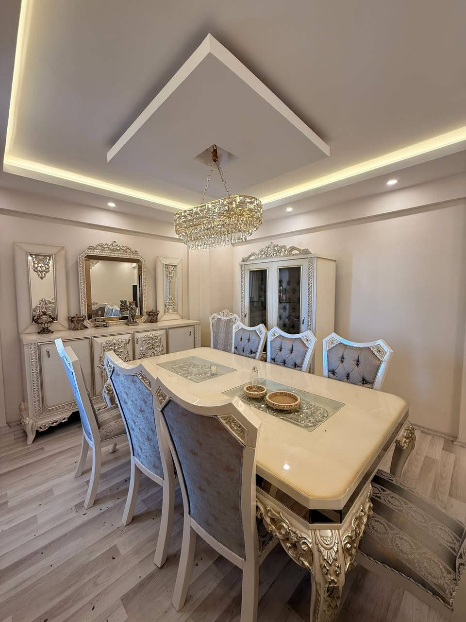 شقة للبيع في افرستي
عمارة C19
طابق 6
مساحة 260
واجهة جنوب شرق غرب 
ارقام الهواتف
***********

#دهوكيه #شريكةعقارات #شراءعقار #دهوكيه #افروستي #avrocity #موصل #للبيع #duhokcity #DUHOKTV
