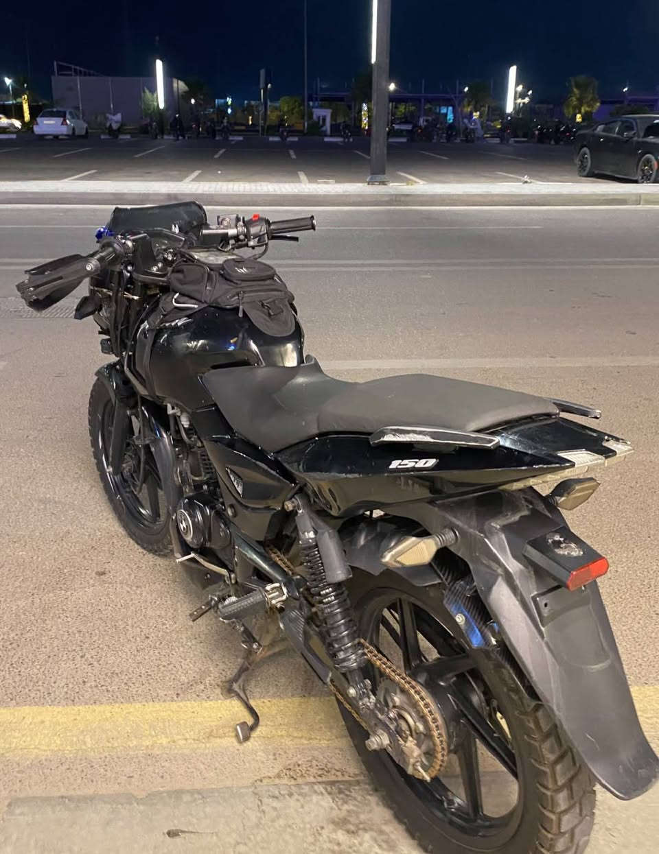 السلام عليكم دراجه بوسر 2023نضيفه مرقمه بغداد بس مو بأسمي بأسم صاحبي متدفع ولا ربع اله تتفق ويا شوكت تحول نضيفه وخير من الله صالنصه ربع نقصه بس مازده ودشبول السعر 1850بيه مجال للشراي مكان بغداد البياع تواصل على الرقم واتساب تلي رصيد موجود ***********
