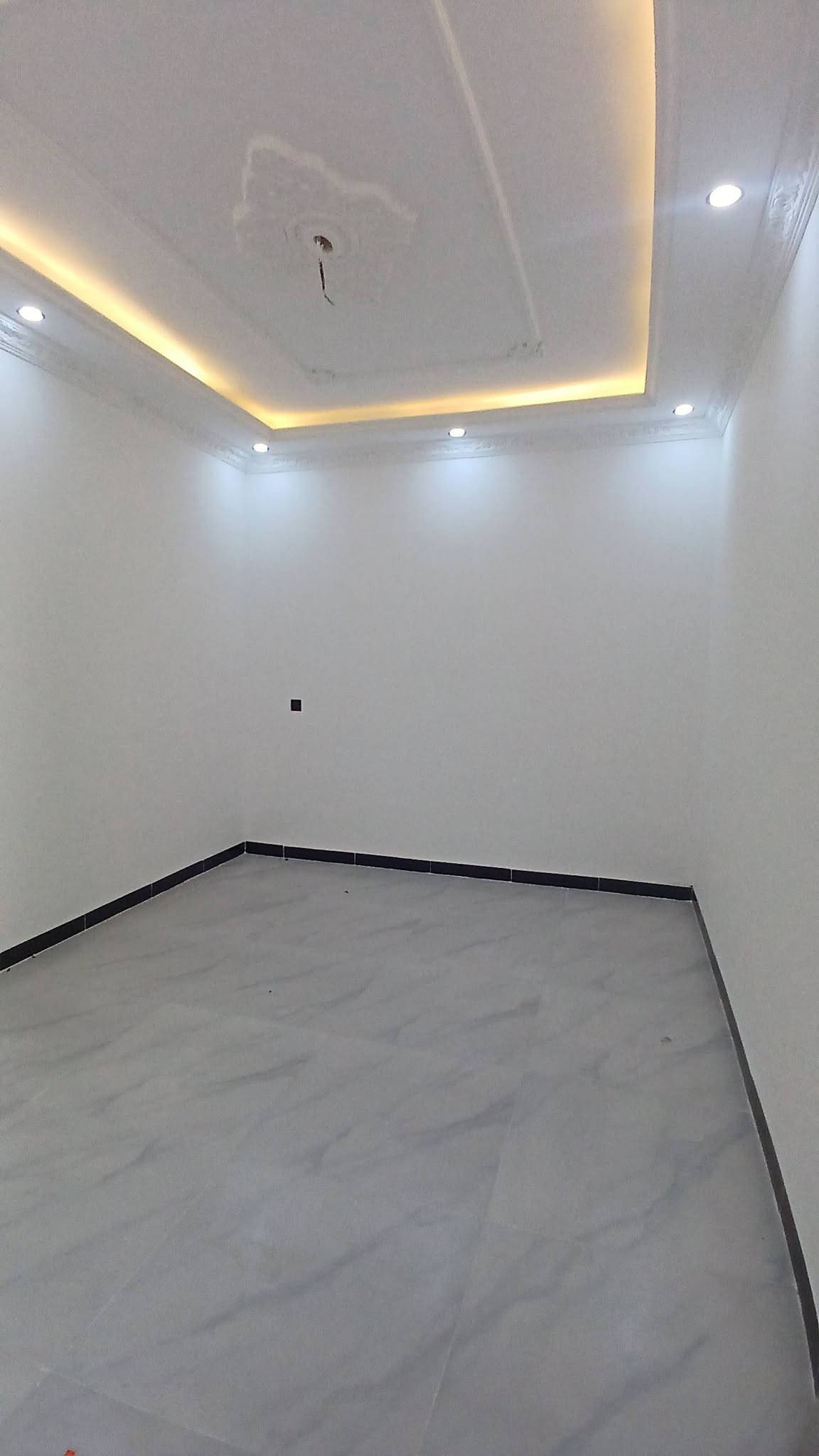 🏡 فرصة عقارية فاخرة | دار سكني فخم (زيرو) للبيع
📍 الموقع: تكريت – الديوم (منطقة التصنيع / بالقرب من شارع 30)
📐 المساحة: 150 م² (الواجهة 7.5 م × النزال 20 م)
✨ التفاصيل والمعالم المعمارية:
 * المساحات الداخلية: 4 غرف نوم واسعة | صالة استقبال فخمة | مطبخ بتصميم عصري
 * الخدمات والتجهيزات: 3 مجاميع صحية معلقة (نظام دفن) | أبواب داخلية تركية فاخرة
 * التشطيبات واللمسات الفنية: ديكورات سحب مغربي حديثة | سطح مكسو بالشتايكر المقاوم
 * المنظومة الأمنية: متكاملة ومجهزة بنظام كاميرات مراقبة حديث
📞 للتواصل والاستفسار:
 * ***********
 * ***********
🏢 مكتب أرض الأحلام للعقار
📍 تكريت – شارع الأربعين – بالقرب من فندق بلازا
🌐 نستقبل وعرض كافة العقارات (دور، أراضي، تجاري) في تكريت وجميع المحافظات.

نص مكتوب في الصور:
- أرض الأحلام للعقار
- ارض الأحلام للعقار