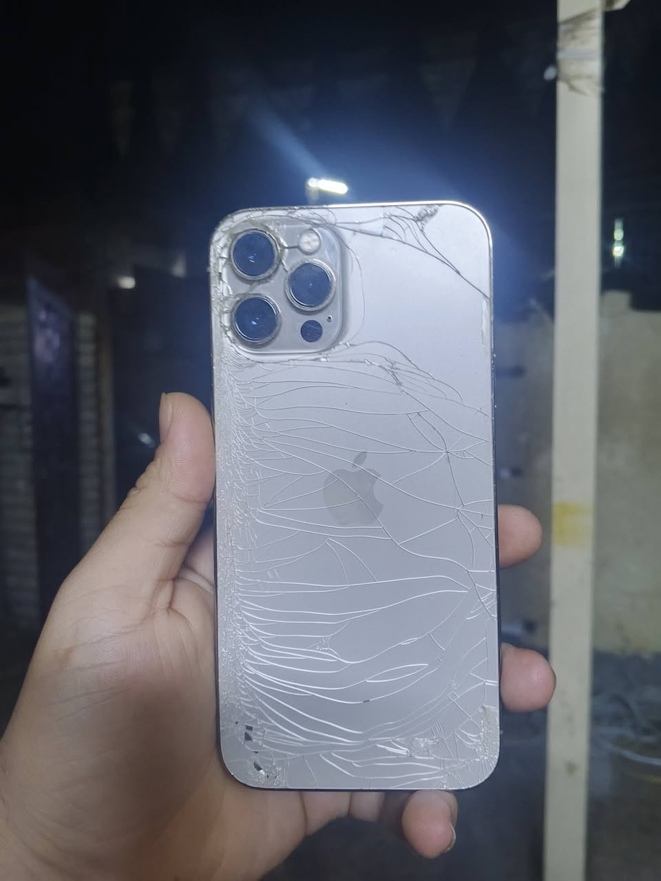 ايفون 12 للبيع ابدل شاشه وبطاريه من شركه ابل اصلي رايده ب300 وبي مجال لطيبين موبايل نضيف امانت الله متواجد واتساب ***********
