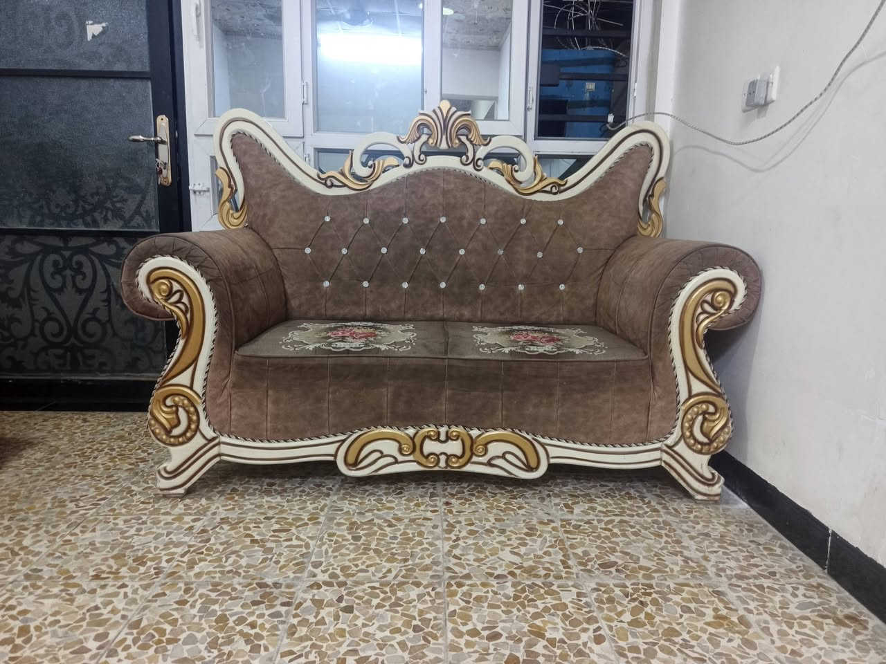 يوجد لدينا ديوان مملكي قطعتين كبيرة
وواحدة وسط
واثنين صغيرة السعر النهائي ٣٥٠ فقط التواصل على الصفحة
او على الرقم ‏‪***********‬‏
