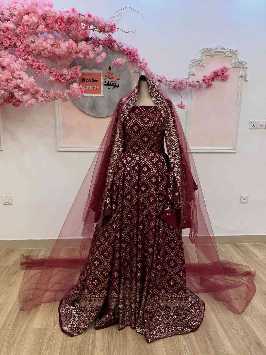 افخم قفطان الحنه مع الطرحه بلحقيقه ابداع وفخامه متوفر بلون الماروني والابيض والاحمر  تصميم نوشي

نص مكتوب في الصور:
- احلى طله للحنه وافخم قفطان