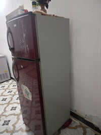 ثلاجة • نظيفة • للبيع
