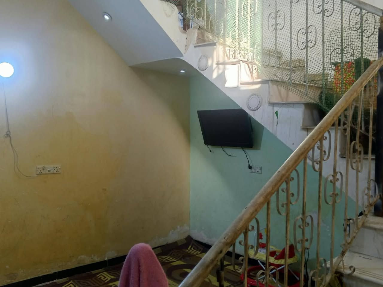 سلام عليكم بيت للبيع مساحه200 بناء جديد درجه وله كاشي سيراميك/صطح/شتايكر حيطارق شارع لمدارس بضهر تجاري كامل خدمات موقع مميز خريطه حلوه رقم صاحب دار‏‪***********‬‏ قريب عله مدارس /85/بي مجال لشراي خوان تكدر سوي بيتين تجرهن خير من الله
