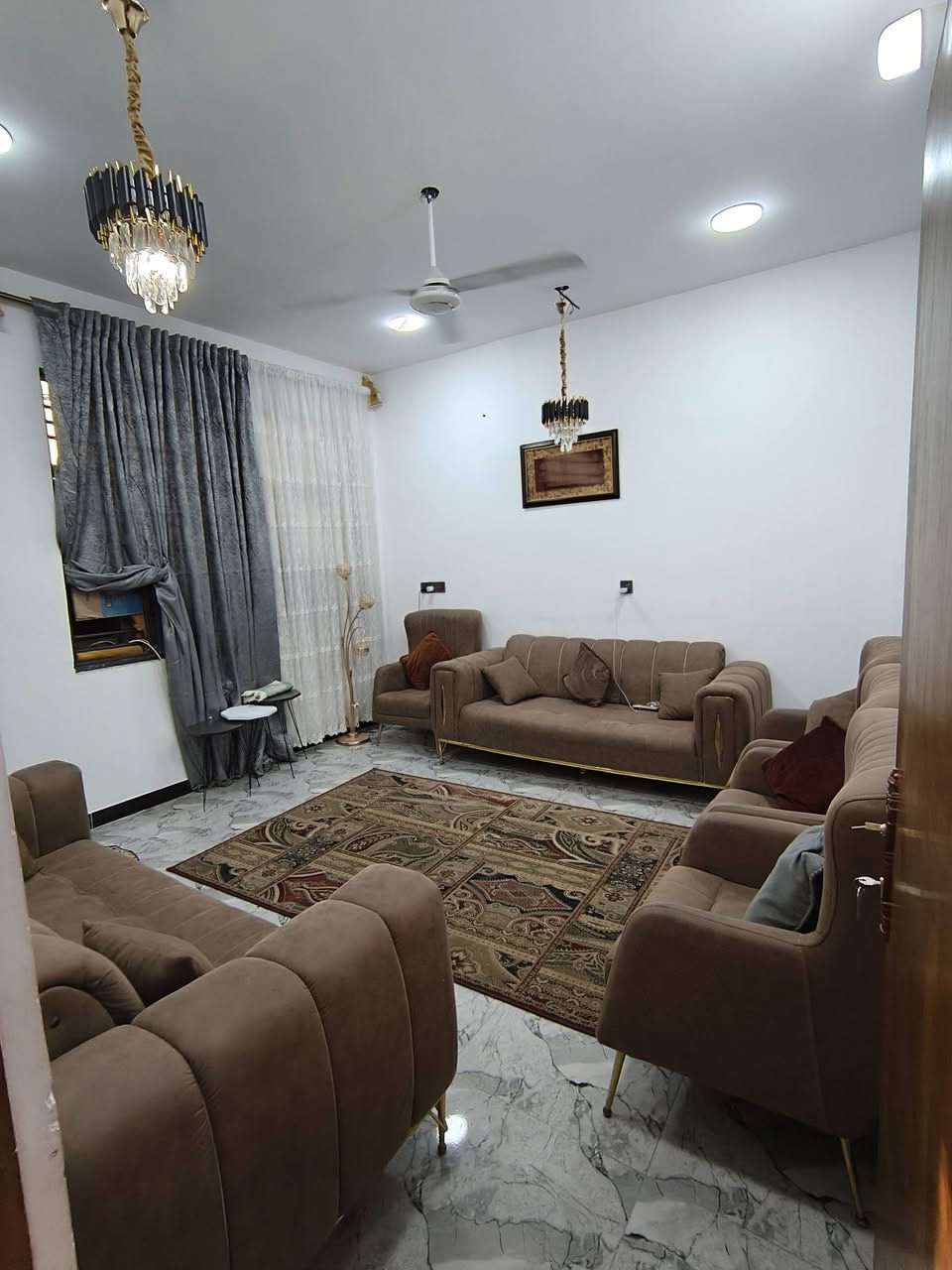 سلام عليكم 
دار للبيع بغداد الدوره هوررجب شارع البدخيل
مساحه 110م خدمات كامله اتصال الاستفسار 
***********
