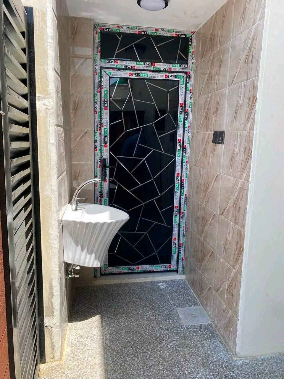 ♦️ دار  للبيع في  حي السماح♦️
الموقع : حي السماح الثانية قرب تجهيزات اساور 
مساحة الدار ١٠٠ متر واجهة ٥ أمتار
بناء حديث زيرو تسليم فوري  VIP 
سند طابو ملك صرف شرط التحويل
#شارع تبليط ١٢ متر
🏠 تفاصيل الدار : 
طابق واحد : غرفة نوم وهول ومطبخ واستقبال وصحيات وكراج وبيتونة كبيرة
________________________________________________
للاستفسار الاتصال بالرقم :
***********
***********
