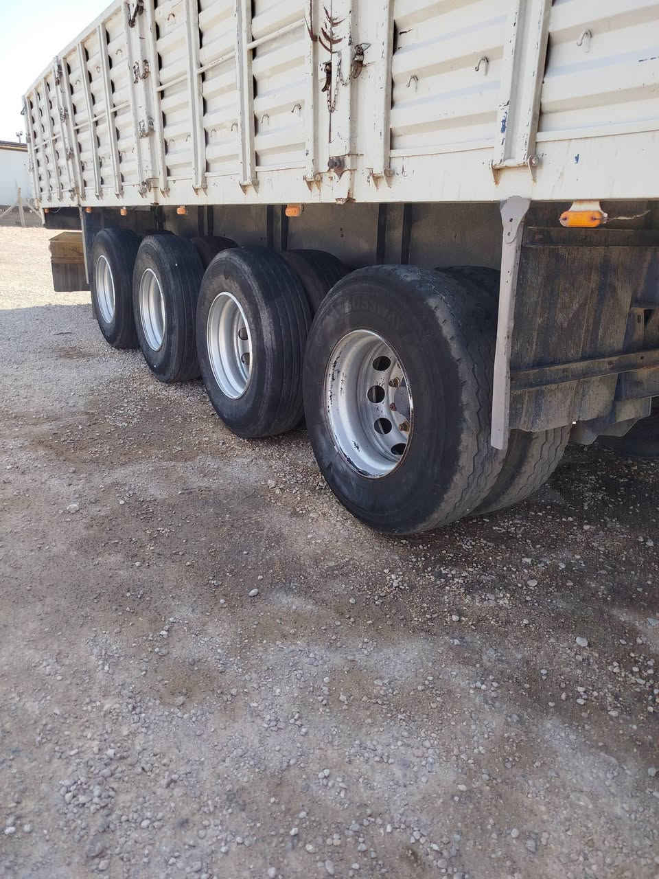 عربه جناب 4 محاور تخم تاير. 13/60 حداده عبدالله جوهر موديل 2020 نضيفه ومرتبه مال جنايه السعر 160 وبيه مجال بسيط  متواجد في معرض بغداد الحديث  العنوان الانبار الرمادي منطقه الشراع الخط السريع للتواصل ***********
