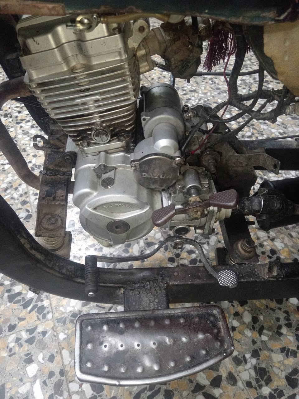 من مرخصت صاحب الكروب يابة سلام عليكم ستوتة داي وان للبيع ستوتة لا هية جديدة ولا هية تعبانة مال عيشة ورزقهة وياهة صار عدي ضرف وريد ابيعهة موديل 2012 سعرهة 550 وبيهة مجال مكان جسر ديالى الرقم ***********
