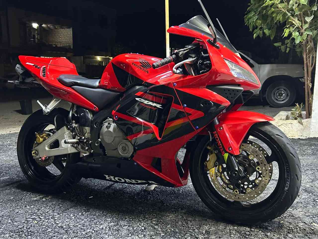 سلام عليكم 🫡 
CBR600RR
مؤدئل: ٢٠٠٦🏍️
كيلؤمتر: ٥٧ هه زار📟
مه كينه كه بس⚙️
سالؤنسةي بيلاده ➿
كئرومةكينه بةشةرت💯
كاراباي هةمووي بةشةرت 💡🔋
دووتايةي نوئ 🛞☑️
رؤنوفلتةري نوئي 🇩🇪🏍️
تاقمي بةنسي تازؤ كؤراوه 
لة جوانيو قةوةت 🚀🥇
—- ماتؤري دةستي خؤمة هيج مةسروفئكم تيا نةهئلاوة بة شةرتي ئةوة ئةيفرؤشم كة ( ٢٥٠ دينار)
مةسروفي تيا نةبئت هةمووي كياني نوئ نوئيه بؤ هةر پرسيارئك پةيوةندي بكة .—— تكايه بةس مشتةري تيل بكة ماجالي نامةو كؤمئندم نيه 🤝
٢٧$ ماجالئكي برايانه
كةلار ///        *********** كالار, السليمانية
