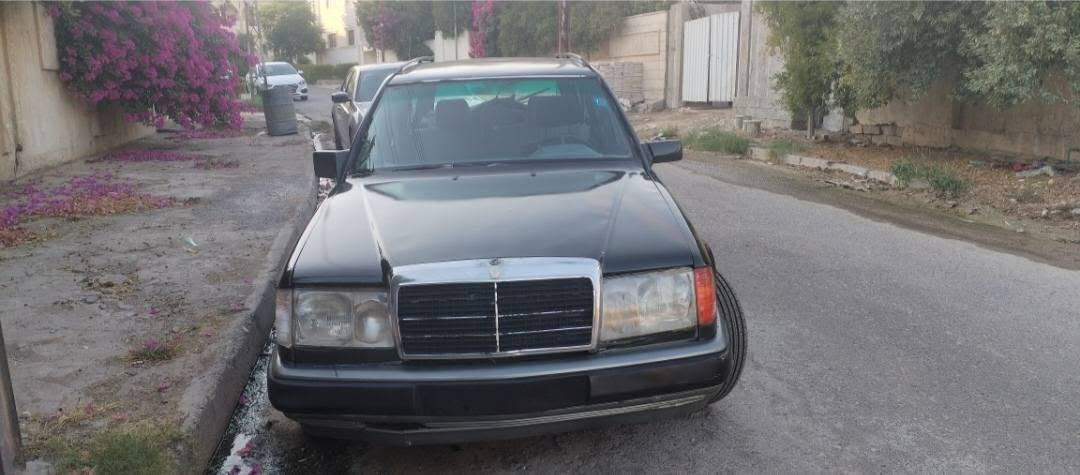 سياره مارسيدس دب موديل١٩٩١ اللون اسود نفطي بأسمنا ارقام دوليه رقم مميز ١١٦٣٣ العراق - نينوى رقم12مصبوغه جديد وغير مبولشها لحد الان اربع اطارات جدد مع ويل كب الداخل مغلف كشنات وسقف  محرك وكير بطة حجم ٣٠٠٠   نظيفين السعر 30ورقة وبيها مجال شرط التحويل موقعها موصل حي المثنى  للاتصال *********** او ***********
