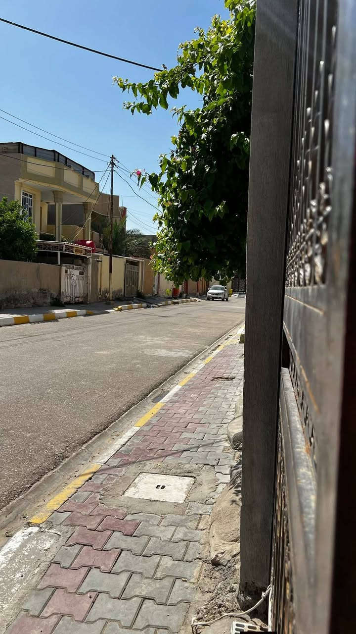 بيت طابو صرف مساحته 250م 
(استقبال،هول.صاله،غرفتين نوم،مطبخ،صحيات خارجيه (حمام وتواليت)وحمام داخل الغرفه ،ترك خلف البيت ع طول البيت 
عنوان /شارع السبيس ،بداية شارع القاضي الشارع مقابيل مكتبة الشيخ جميع الخدمات متوفره خط مولد ونت ضوئي البيت بناء حديث 
السعر 155 /مطلوب قسط للدوله بحدود 30 مليون ،،تريدون تحولوه عليكم ونكطع من سعر البيت.او ينحسب ويه سعر البيت  
للتواصل مع صاحب البيت ‏‪***********‬‏
