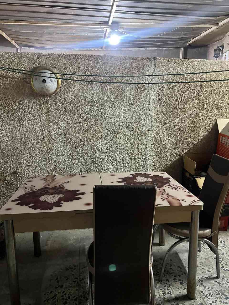 السلام عليكم 
ميز طعام كبير للبيع يتكبر ويتصغر ويا 5 كراسي 
السعر 75 
العنوان بغداد 
للاستفسار ***********
