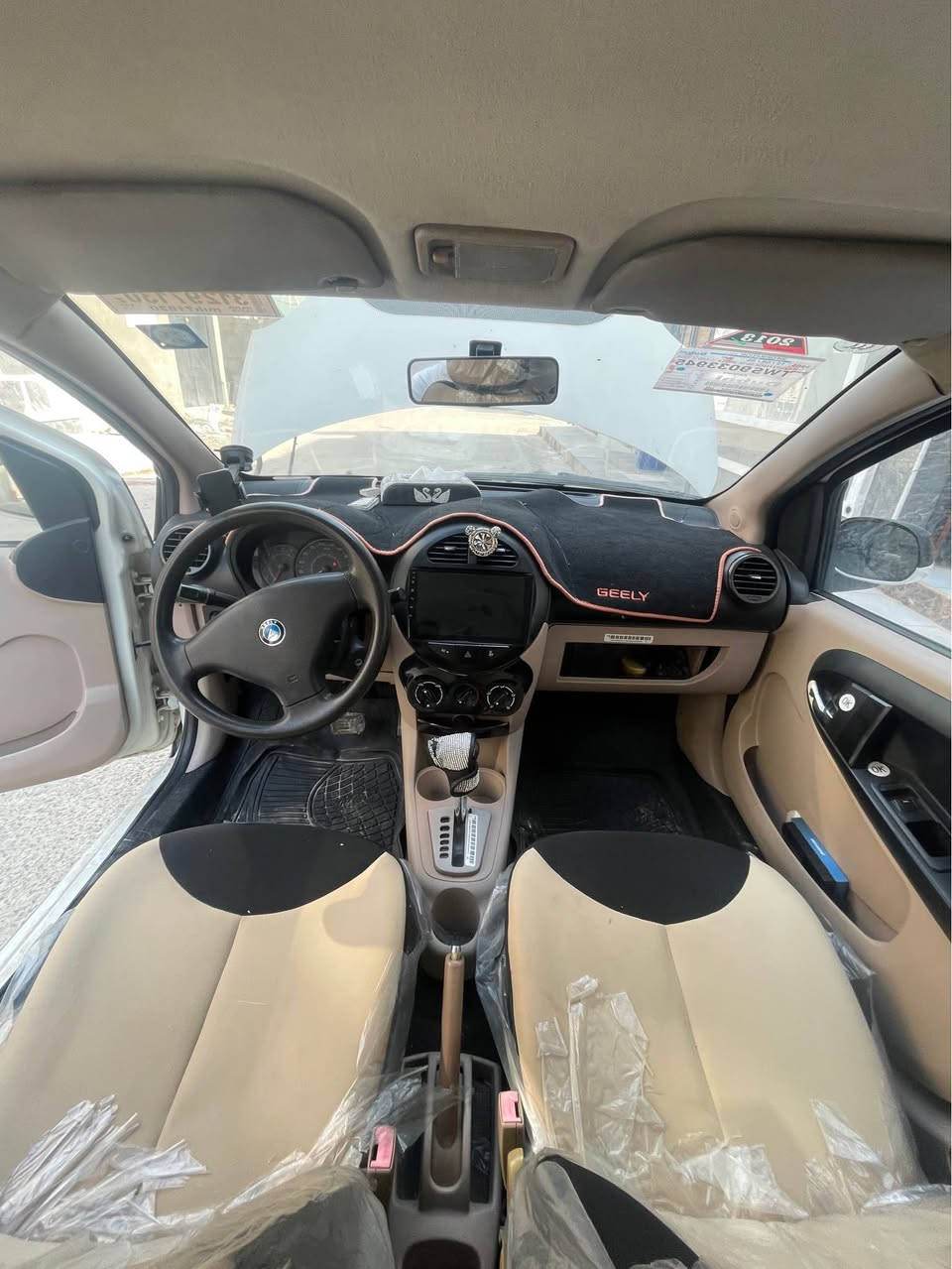 جيلي باندا موديل ٢٠١٣ 
ماشية ٩٥ 
تبريد وتدفئة شغال 
مكينة وگير  على وضع الشركة 
بيهة ملاحظات بسيطة
رقم بغداد جديد وهزة جديدة 
استخدام مالك واحد 
المكان : بغداد الزعفرانية 
رقم الهاتف : *********** بغداد, العراق

