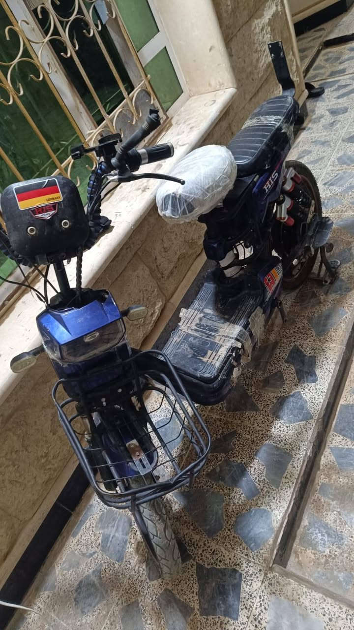 السلام عليكم ماطور شحن موديل25 بطاريات جدد اول بارحه شادهن تايرات جدد كلشي شغال بي سعر300 وبي مجال قليل مكاني بيجي ***********
