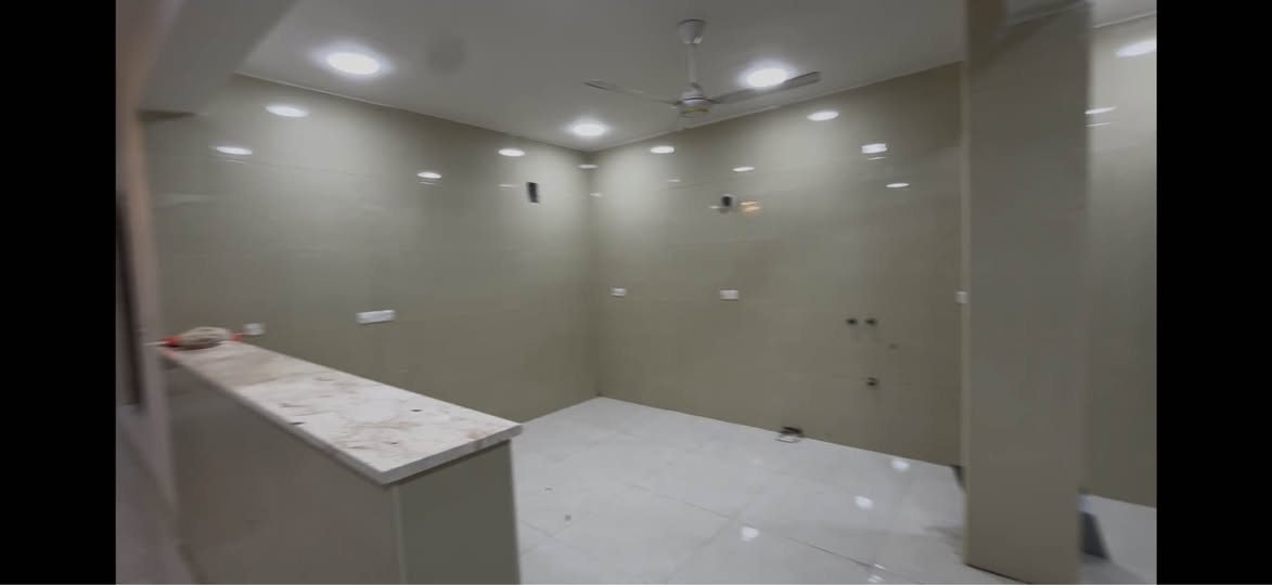 شقة للإيجار العنوان حي الحسين القديم شارع البكرات قرب مرطبات الربيع 
*********** عمارة, ميسان

نص مكتوب في الصور:
- الشقة للايجار ***********