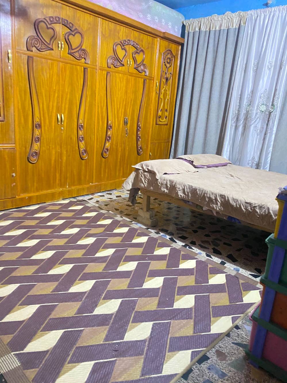 سلام عليكم بيت مساحة 160 بغداد بسماية ناحية الوحده قرب جامع ام البنين بيت ملك طابو صرف يحتوي 
على استقبال
 غرفتين نوم 
وغرفتين طابق لثاني مسوي الهم اساس جاهز 
مطبخ 
.....ترك وبيتونه وحمامات داخليه و خارجيه بيت بناء حديث درج طابق اول ودرج للطابق الاخير كله كامل 
وساحه وحديقه اخارجيه وداخليه
طابق ونصف لبيت مثل ماتشوف  رقم 
***********
الطابو الصرف جاهز للنقل لو بعده إكمال معاملة؟: 
جاهز للنقل 
