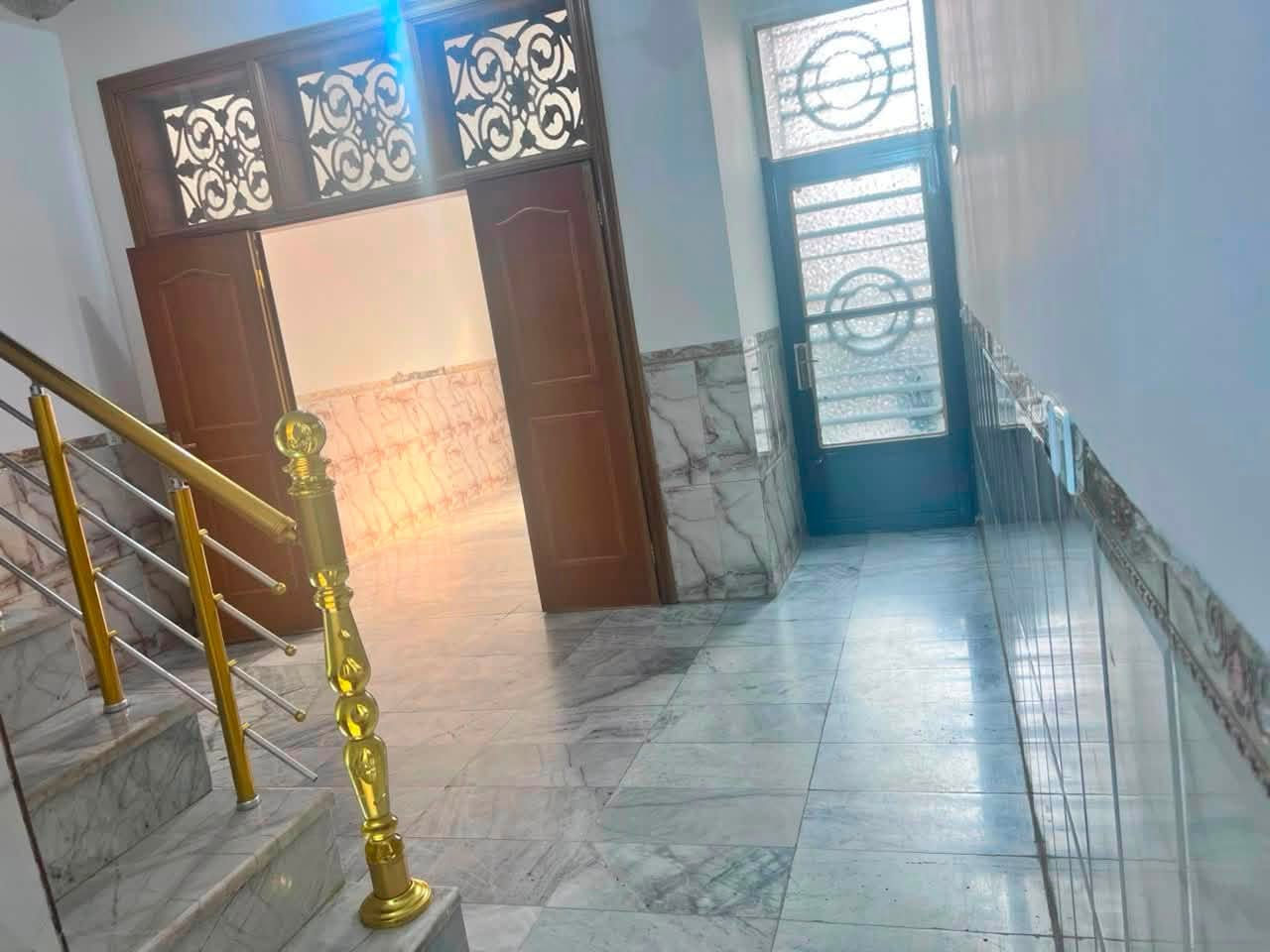 بيت للبيع – كربلاء حي الرسالة

🏠 بيت للبيع في كربلاء المقدسة – حي الرسالة

📍 العنوان: حي الرسالة، قرب مستشفى الولادة وقرب الساحة.

📐 المساحة: 100 م²
🏗️ البناء: حديث، طابق واحد، صب مسلح.

✨ يحتوي على: ارضيه مرمر رتفاع سقف 3 م

• استقبال
• صالة
• مطبخ
• صحيات عدد 2
• غرفة كبيرة

💰 السعر: 70 مليون نقداً، قابل للتفاوض.
🏦 المبادرة: 88 مليون، والقسط للمصرف العقاري 438 ألف شهرياً.

📌 البيت يباع تطلّوعة وموقعه مميز جداً.***********
***********
