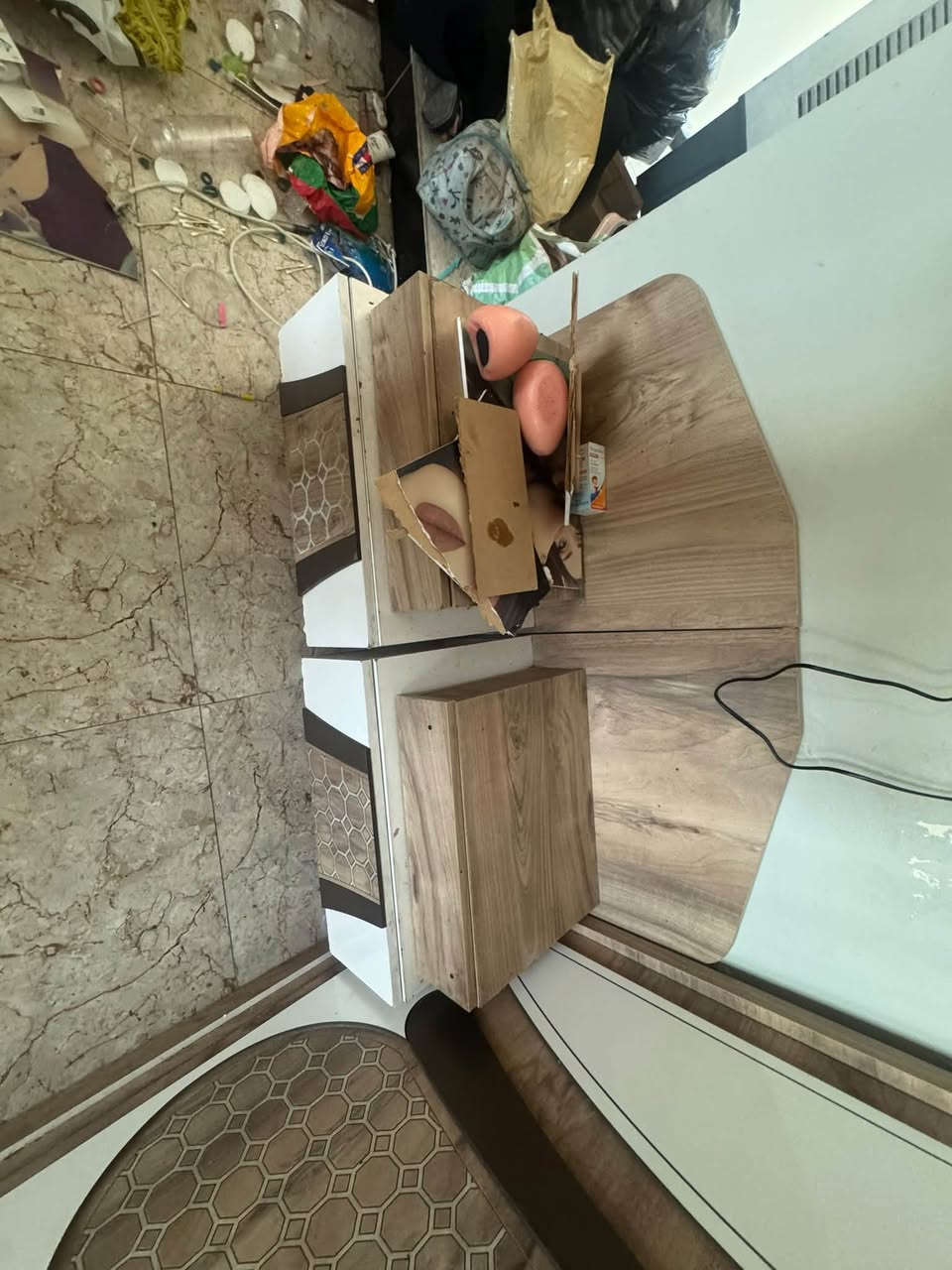 غرفه تركيه لبيع مكانها العظميه  بيها جراره مكسوره موضحها بيها ملاحضتا بصيطه السعر٣٠٠ الف طابق رابع  ودرج انته تنزلها ومبرده جديده كلش بس الواير مالته مكطوع شغاله وكلشي مابيها سعرها١٠٠ الف جديده***********
