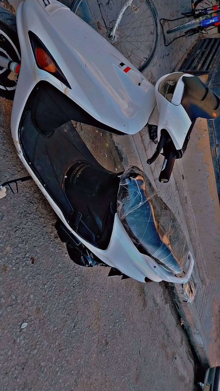 سلام عليكم دراجه فراشة فحل دسك للبيع  دراجه قويه كلش  ومكينتها ناعمه مفتوحه مرة وحده فقط... دراجه كامله من كلشي نكره سلف وهندر واحد تشتغل. كهربائيات كلها شغاله بك لايت رماش لايت أمامي عالي وناصي شاير شغاله.. كفراتها الاصليه وليس تجاري.. مكاني دوانيه الحمزه الشرقي رقم هاتف واتساب. متواجد .. ***********.  ملاحظة// رجأآ اشراي يتفضل وبخدمتة إذا مو شراي لاتدخل ❌ وتنطي وعود كاذبة.!(سعر 400)
