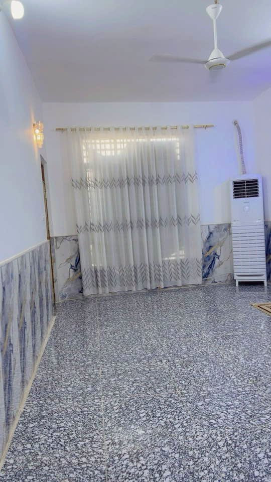 🏠 بيت للبيع بناء حديث  درجه أولى                                                       حي القصور  (200 متر ).                                                                                  قرب شارع ابو كبه.                                                                           ستقبال صاله مطبخ حار وبارد                                                            غرفتين طابق واحد سعر 115  .                                                            بي مجال شراي ستفسار تصل على رقم (***********)
