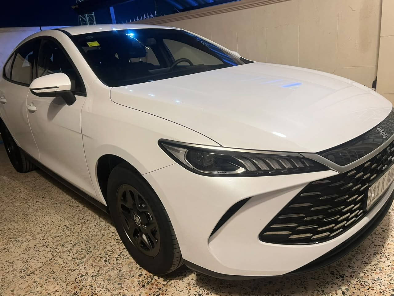 للبيع كن بلاص ماشية 2000 بحالة الوكالة كفالة من كولشي وحتئ الرصعة كامل ملحقاتهة بصمة كارت من كولشي . السعر  20.700 وبيه مجال بسيط  شراي تشلع عيوني .السيارة زيرو.***********

