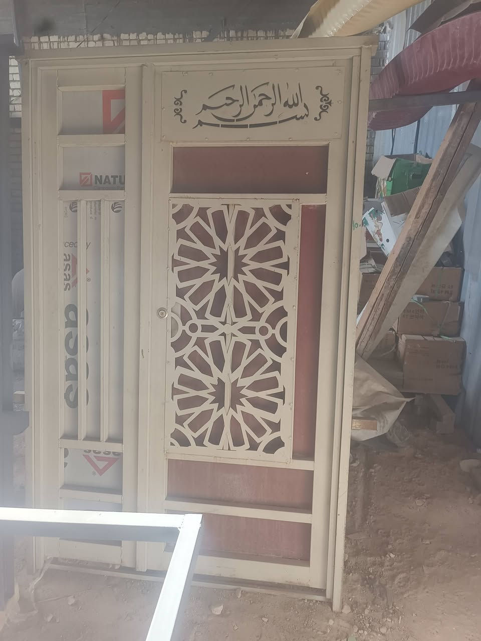 *********** باب خارج القياس 130في200 سعر 150 بيه مجال الطار جنل مكاني نجف ***********

نص مكتوب في الصور:
- باب خارجي قياس 130في200 سعر 150 بيه مجال مكاني نجف