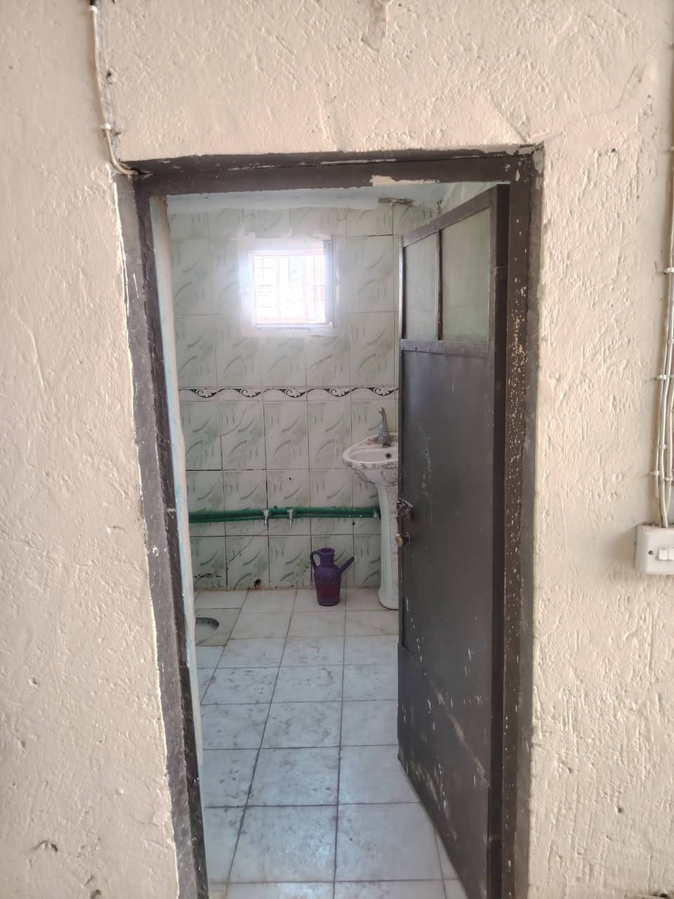 بيت للأيجار طابق ثاني يحتوي على غرفه جبيره 7X6 مع حمامين شرقي وغربي و مطبخين حار بارد للاستفسار التواصل على الواتساب ***********
