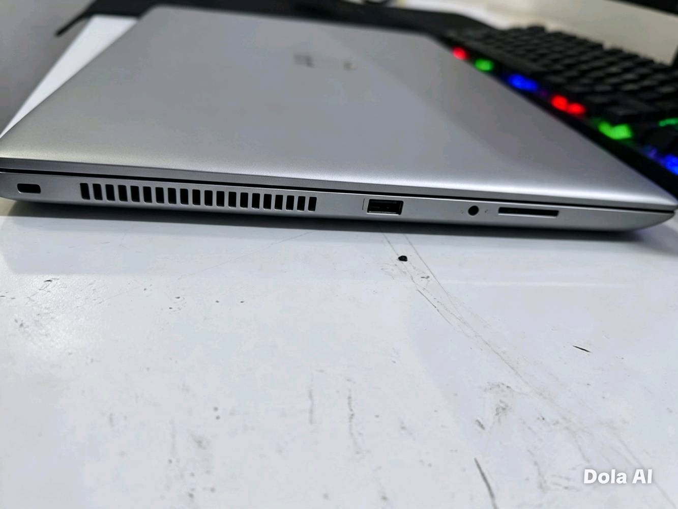 لابتوب HP ProBook 450 G5 💻  


 المعالج: Intel Core i5-8250U (الجيل الثامن) - 4 أنوية و8 مسارات ⚙️

 

 الرام: 8GB DDR4 من Micron 💾

 

 التخزين: 256GB M.2 SSD من KIOXIA 💽

 

 كرت الشاشة: Intel UHD Graphics 620 🎮

 

 حجم الشاشة: 15.6 إنش 📺

 

 يحتوي على حساس بصمة 🔒

 

 يحتوي على منفذ USB Type-C 🔌

 

 البطارية: أكثر من 5 ساعات 🔋

 

 الملحقات: شاحن ⚡، حقيبة 🎒، ماوس 🖱️، وماوس باد 🖱️🧩

 

 السعر:275 وبيه مجال  💰

 

 التوصيل متوفر 🚚