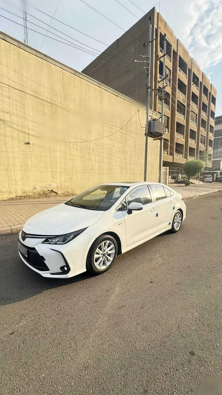 كورولا هايبرد 2025  خليجي
للبيع سيارة شخصية، نظيفة ومحافظ عليها 

موديل: 2025
المحرك: 1.8 هايبرد – 4 سلندر
 القير: E-CVT
 الممشى: 30,000 كم
اللون: أبيض
 الموقع: بغداد
الفئة: فول – عدا الكرسي الكهربائي

 المواصفات:

• فتحة سقف كهربائية
• تشغيل زر + دخول ذكي
• نظام هايبرد
• وضع قيادة Sport
• وضع EV للقيادة الكهربائية
• مثبت سرعة
• رادار
• كاميرا خلفية
• حساسات أمامية وخلفية
• شاشة لمس 8 إنچ
• بلوتوث
• 6 سماعات
• تحكم بالستيرن
• شاحن لاسلكي للموبايل
• مكيف أوتوماتيك
• نوافذ كهربائية أمامية وخلفية
• مرايات كهربائية مع إشارات انعطاف
• جنوط ألمنيوم 16 إنچ
• إطارات 205/55R16
• أنوار خلفية LED
• ضباب أمامي LED
• شبك أمامي أسود وكروم
• مقابض أبواب كروم
• إضاءة أرضية داخلية
• نظام ABS + BA + EBD
• نظام الثبات الإلكتروني VSC
• نظام مراقبة ضغط الإطارات
• وسائد هوائية
• وغيرها من مواصفات الفل أوبشن

 حالة السيارة:

السيارة نظيفة ومحافظ عليها، وكتلوك الوكالة + دواسات الوكالة موجودة.

 الكفالة العامة موجودة.
بيها رصعة بسيطة بالجاملغ، غير معدلة.
  بالدعامية الأمامية أثر درجة، مصلّح بالبلاد.
🔹 ما عدا ذلك السيارة نظيفة ومكفوله .

السعر : 157

📱 واتساب: 0784229925
📞 اتصال: ***********

مكاني / بغداد المعلمين
